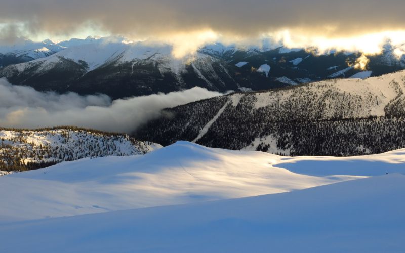 heli-skiing-canada-mountain-range-min