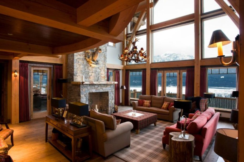 Heli-Skiing-Canada-Bighorn-Lodge-Living-Room-min