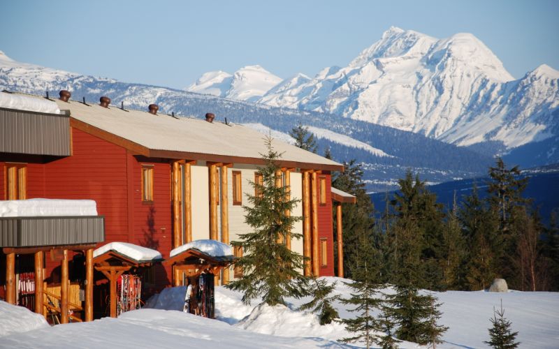 Heli-skiing-canada-Gothics-lodge-min