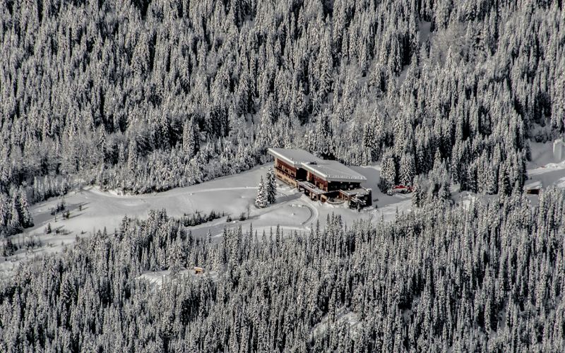 Heli-skiing-canada-luxurious-lodge-min