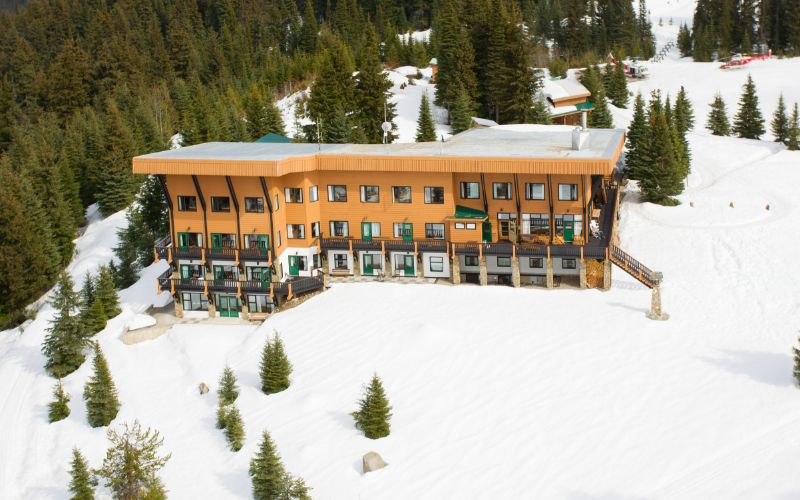 heli-skiing-canada-lodge-exterior-min