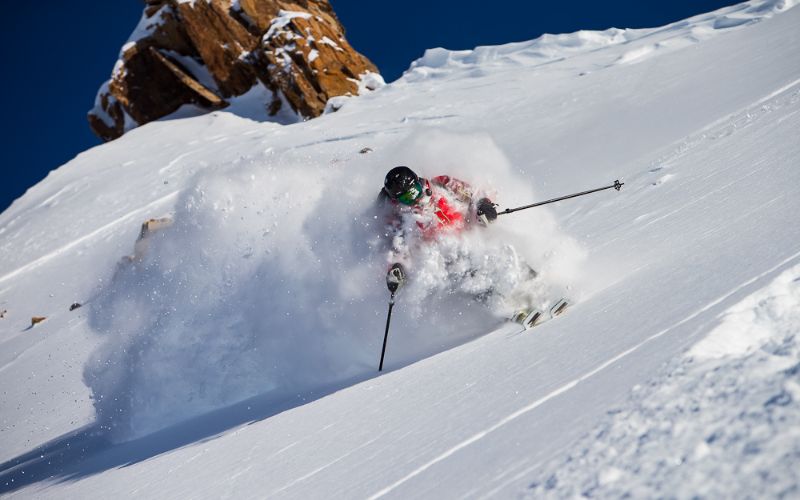 helicopter-skiing-in-alaska-min