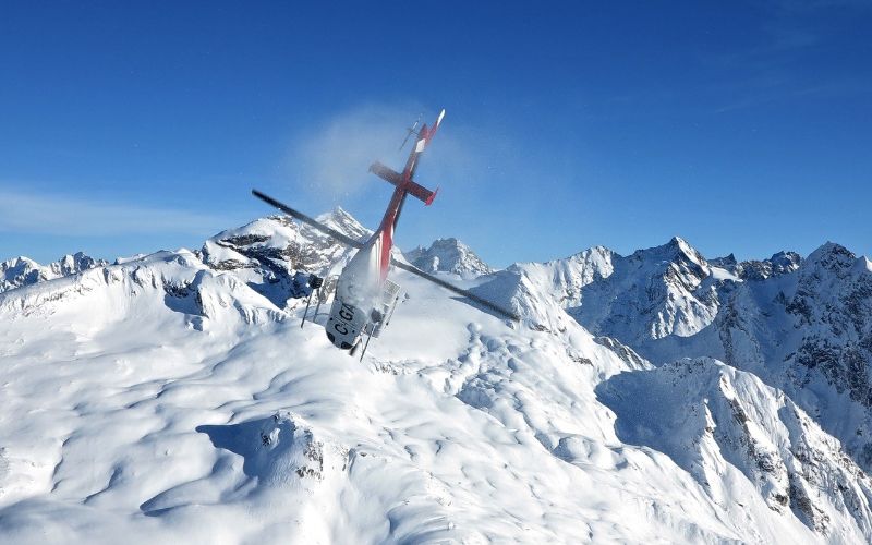 helicopter-skiing-in-canada-min