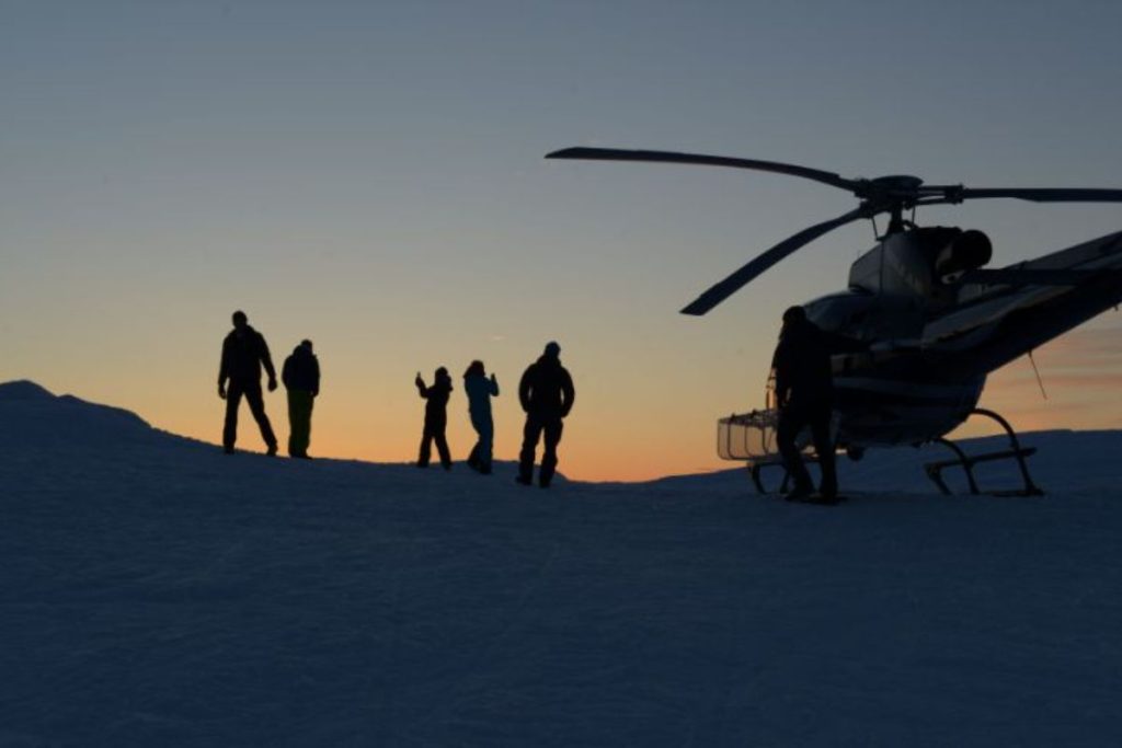 helicopter-skiing-skiers-desembarking-min