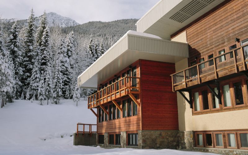 heli-skiing-canada-lodge-exterior-bobbie-burns-min