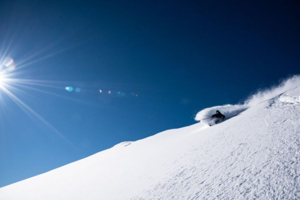 heli-skiing-carving-down-turkish-slope-min