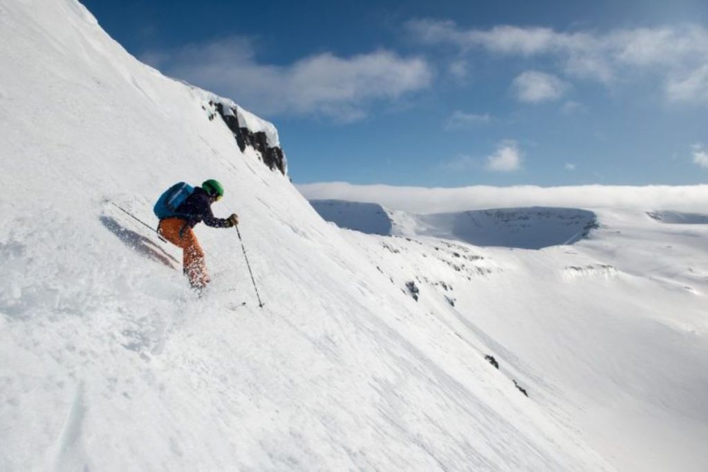 iceland-helicopter-skiing-min