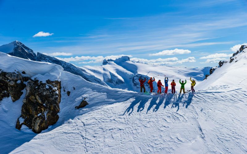 heli-skiing-canada-group-of-skiers-on-peak