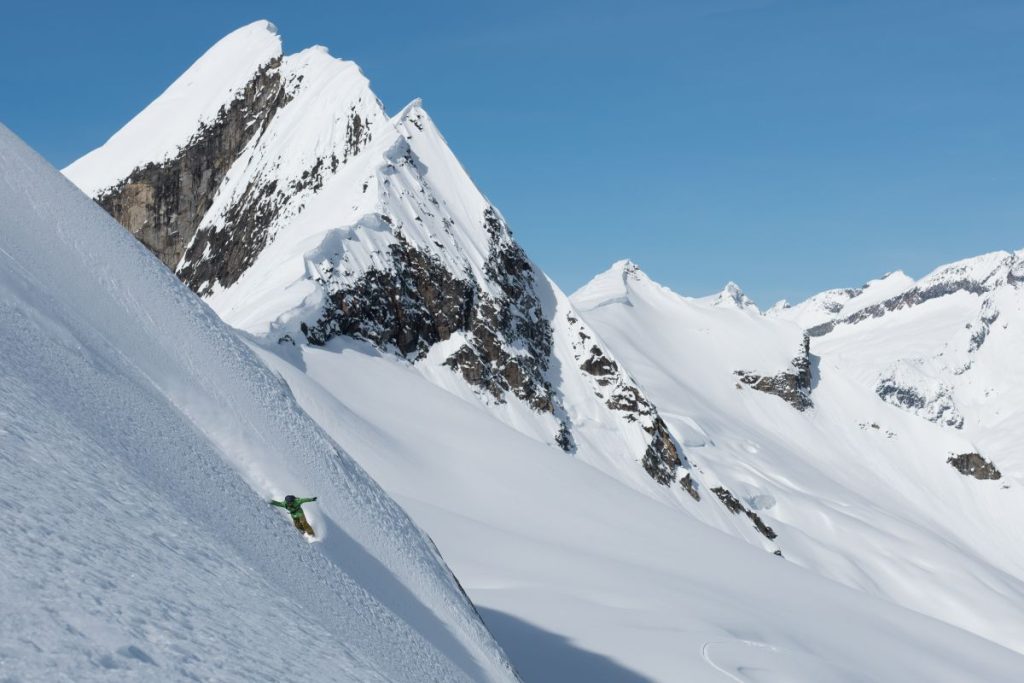 heli-skiing-canada-mountain-ranges-min