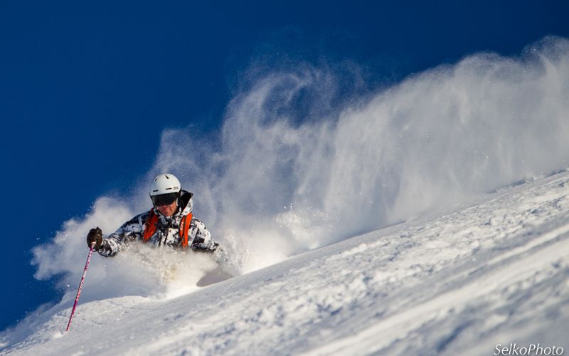 helicopter-skiing-alaska-deep-powder-min