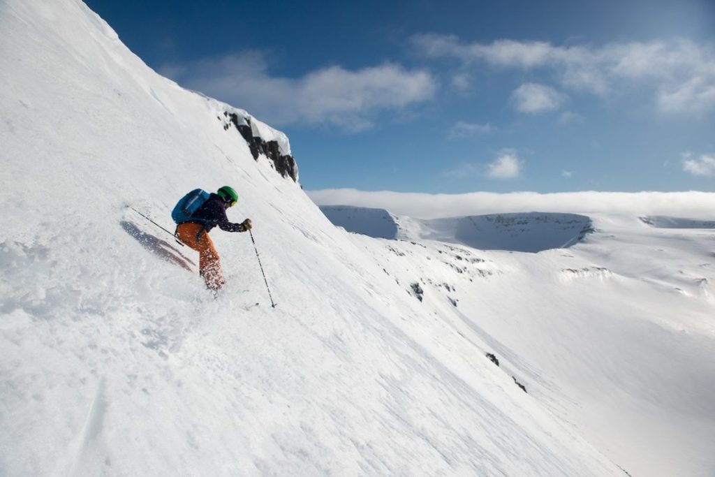 heli-ski-iceland-skier-min