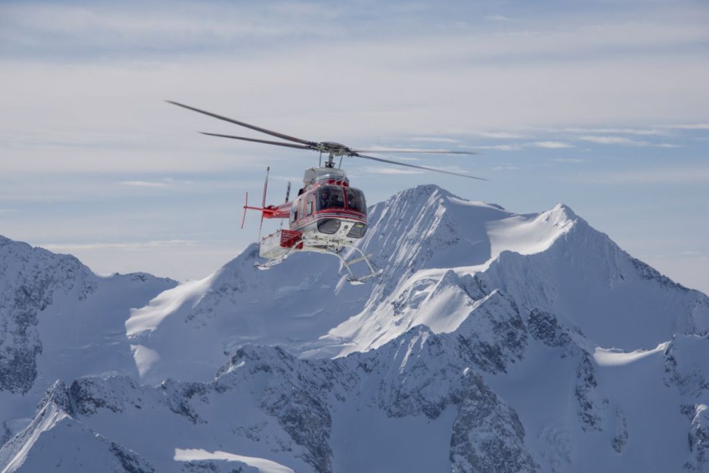 heli-skiing-canada-helicopter-trip-min