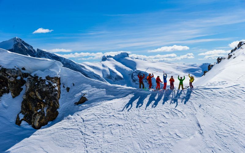 heli-skiing-group-photo-min