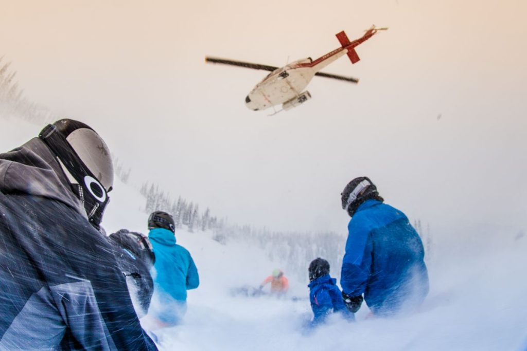 helicopter skiing in canada-min