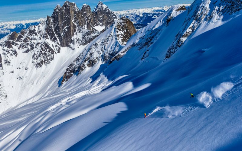 helicopter skiing slopes canada-min