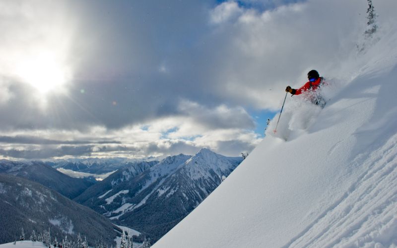 helicopter-skiing-steep-descents-min